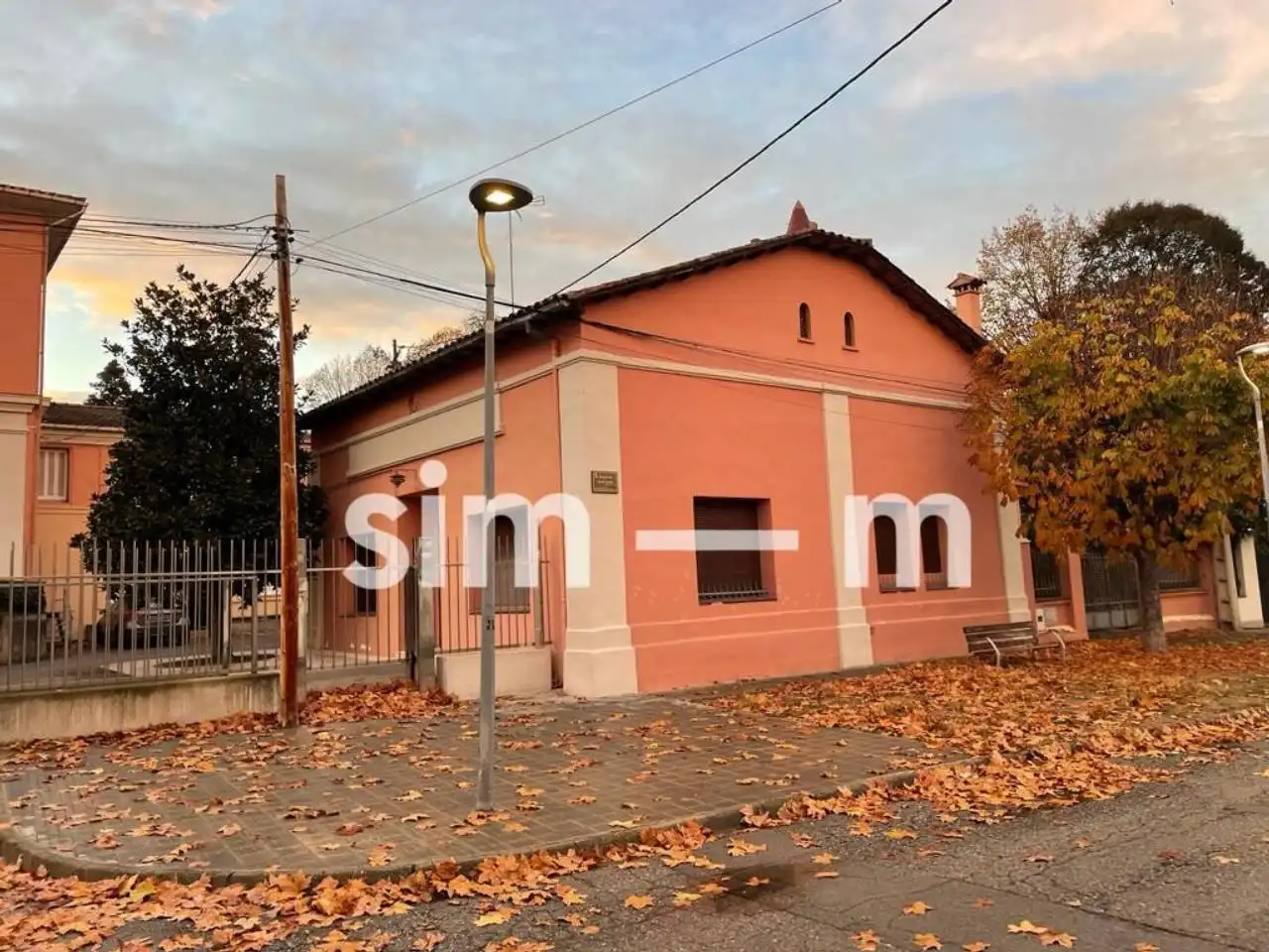 Außenansicht von Gebäude zum Verkauf in Tona