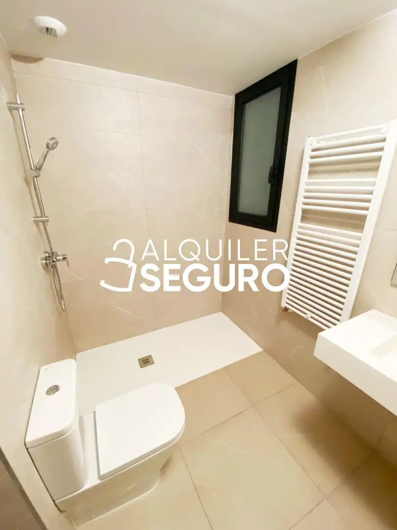 Bathroom of Flat for rent in Madrid  with Air Conditioner, Heating and Terrace