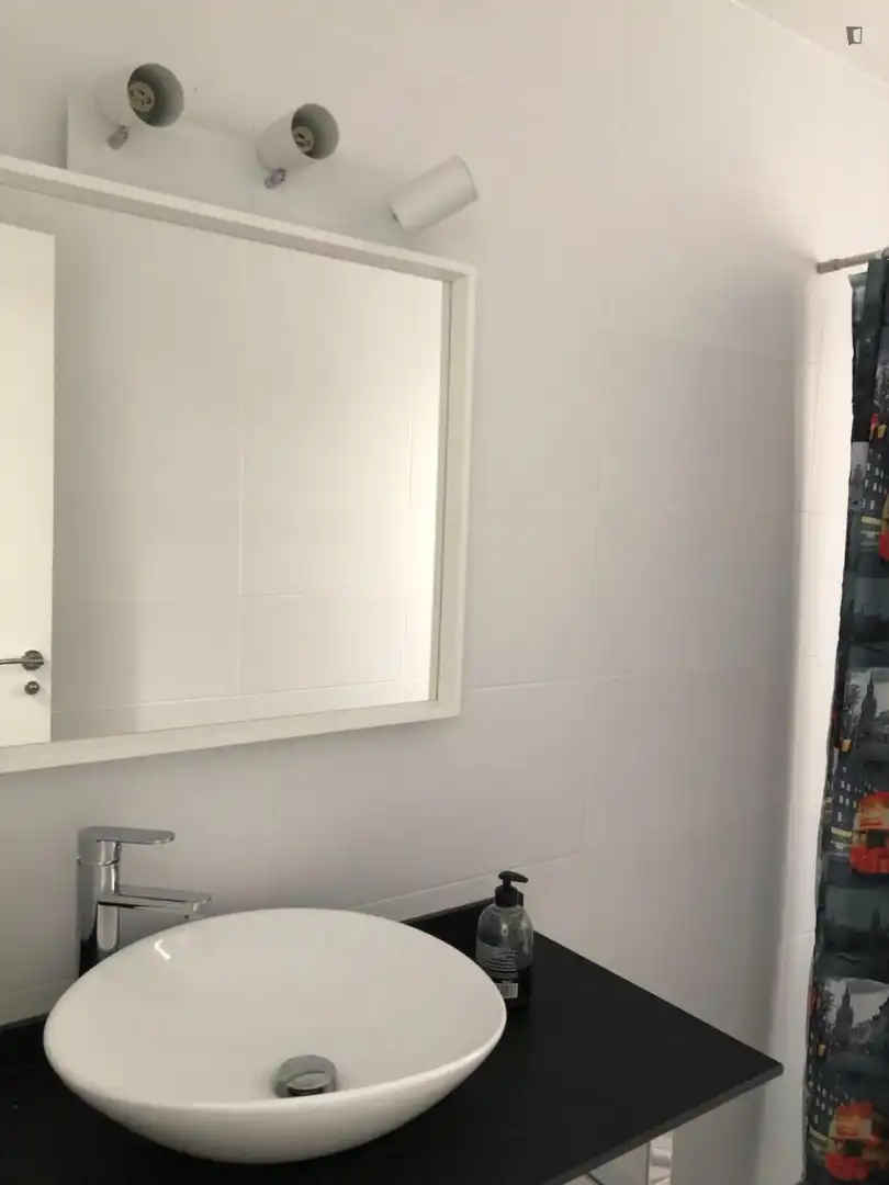 Badezimmer von Wohnungen zur Miete in Valencia mit Möbliert, Ofen und Waschmaschine