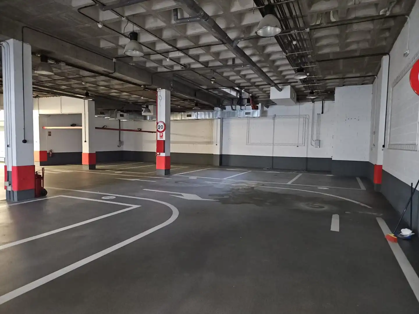 Parkplatz von Fabrikhallen zum Verkauf in Alcobendas