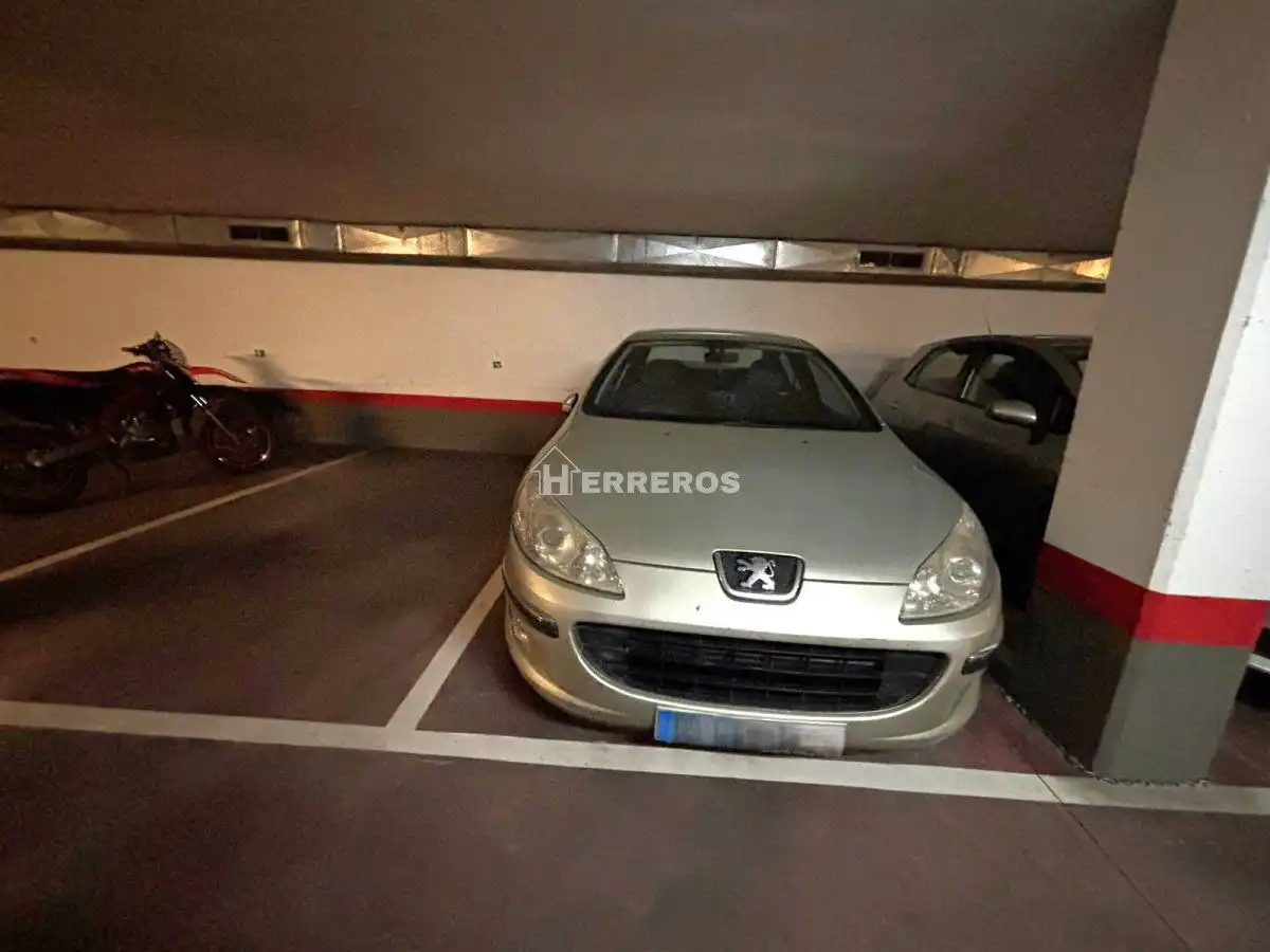 Aparcament de Pis en venda en  Logroño amb Calefacció, Parquet i Terrassa