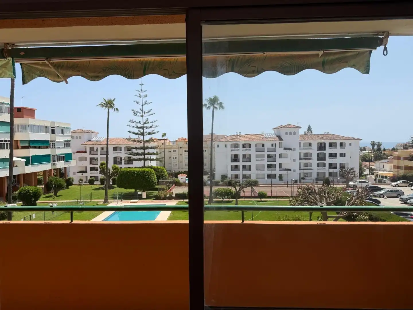 Vista exterior de Piso en venta en Torremolinos con Terraza y Piscina comunitaria