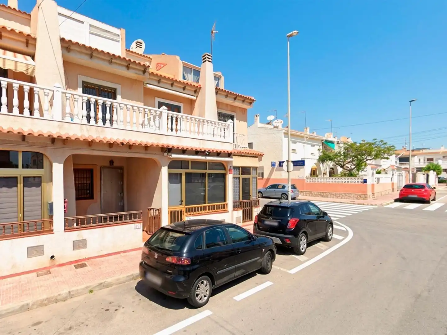Vista exterior de Casa adosada en venda en Torrevieja amb Jardí privat, Terrassa i Piscina comunitària