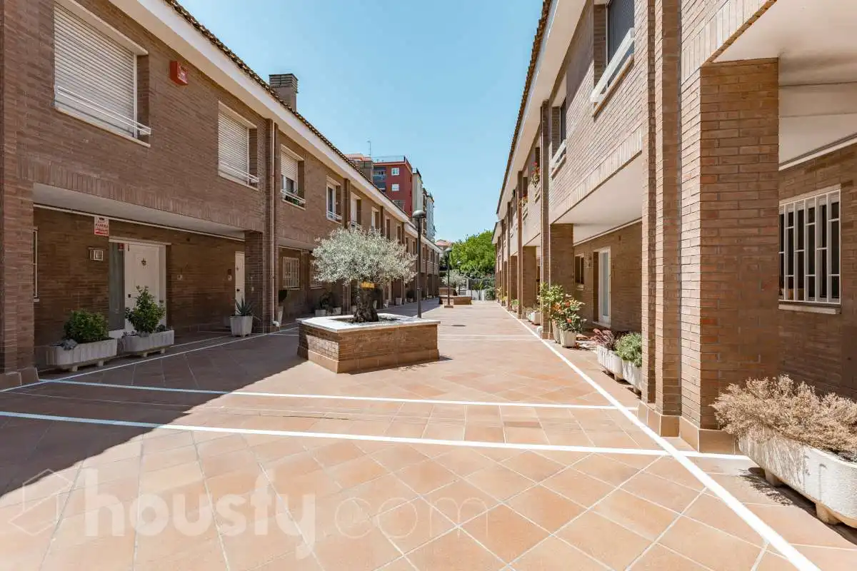 Vista exterior de Casa o chalet en venta en Sant Cugat del Vallès con Calefacción, Jardín privado y Parquet