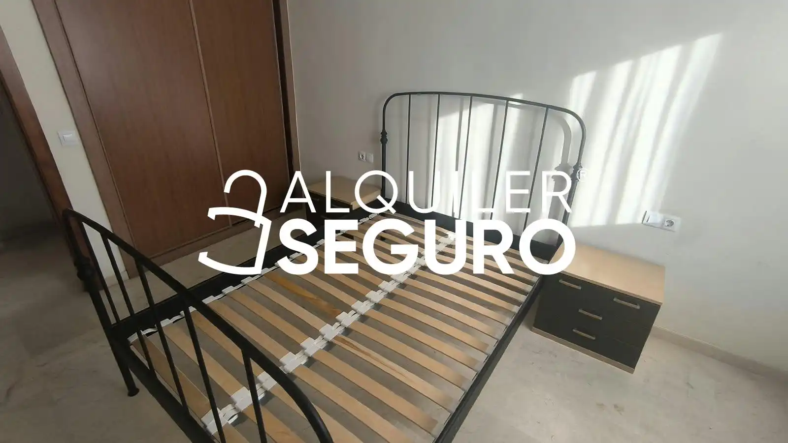 Habitación de Piso de alquiler en Dos Hermanas con Aire acondicionado, Piscina y Amueblado