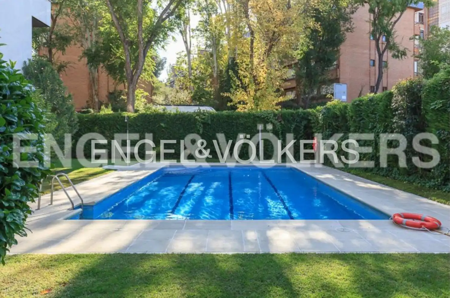 Piscina de Pis en venda en Madrid amb Aire condicionat, Calefacció i Jardí privat