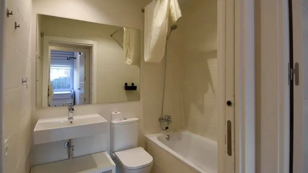 Badezimmer von Wohnung zur Miete in Domeny