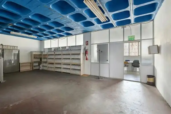 Nave industrial en venta en L'Hospitalet de Llobregat con Calefacción y Alarma