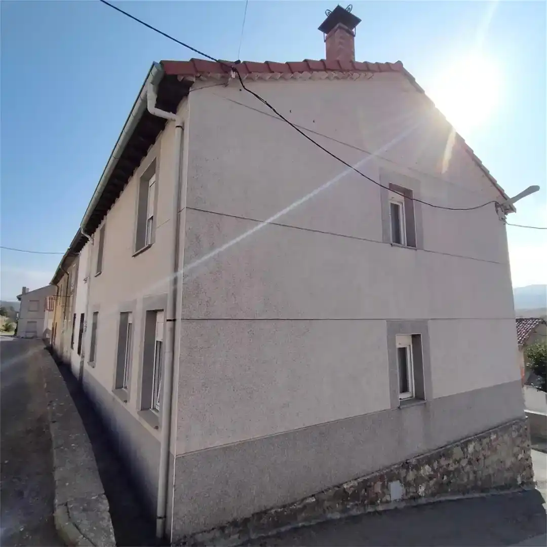 Vista exterior de Casa adosada en venda en Valdeolea amb Rentadora i TV