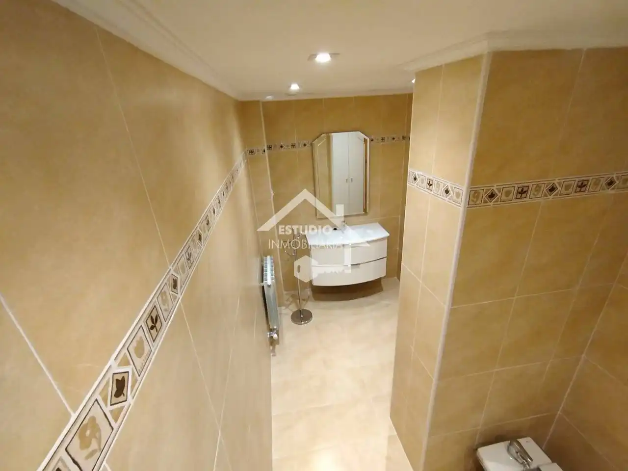 Badezimmer von Wohnung zum Verkauf in Oyón-Oion mit Heizung, Abstellraum und Balkon