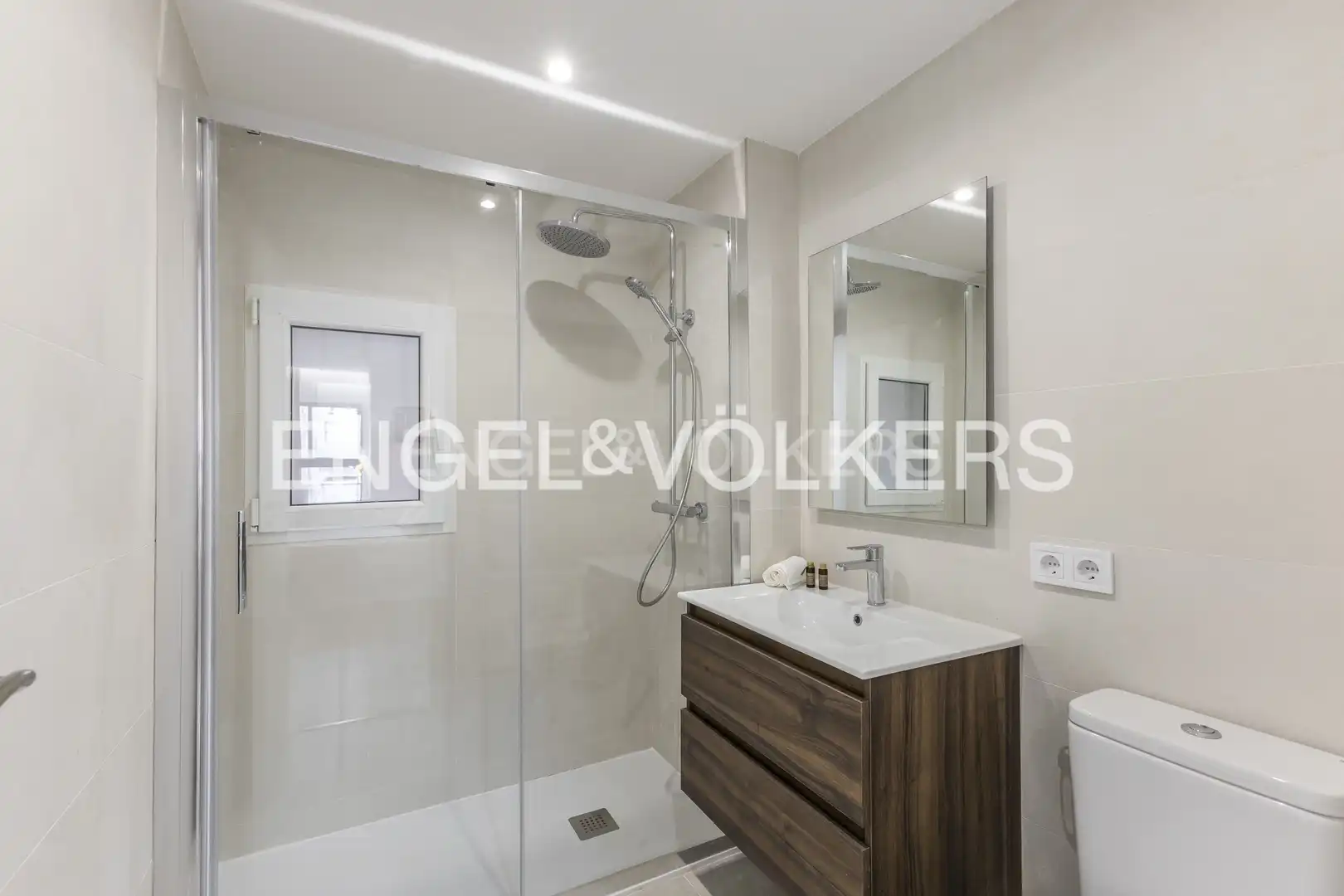 Badezimmer von Wohnung zur Miete in Madrid mit Klimaanlage, Heizung und Möbliert