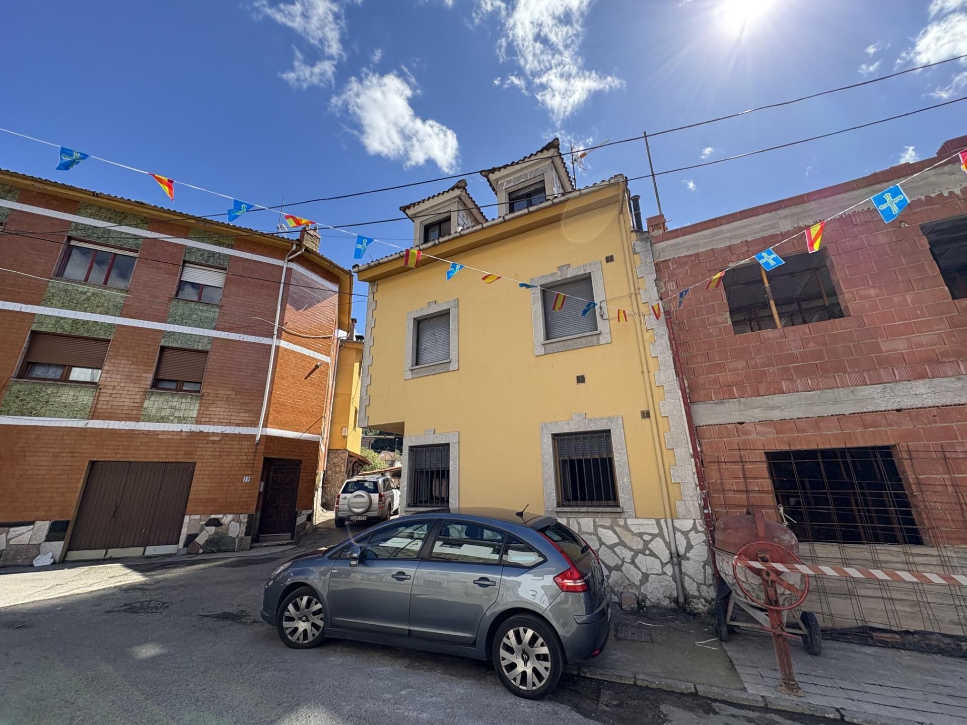 Vista exterior de Edificio en venta en Aller