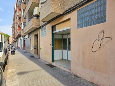 Local comercial de lloguer a Calle de José Martínez Ruiz Azorín 21