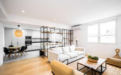 Living room of Flat for sale in  Madrid Capital  with Air Conditioner, Oven and Washing machine