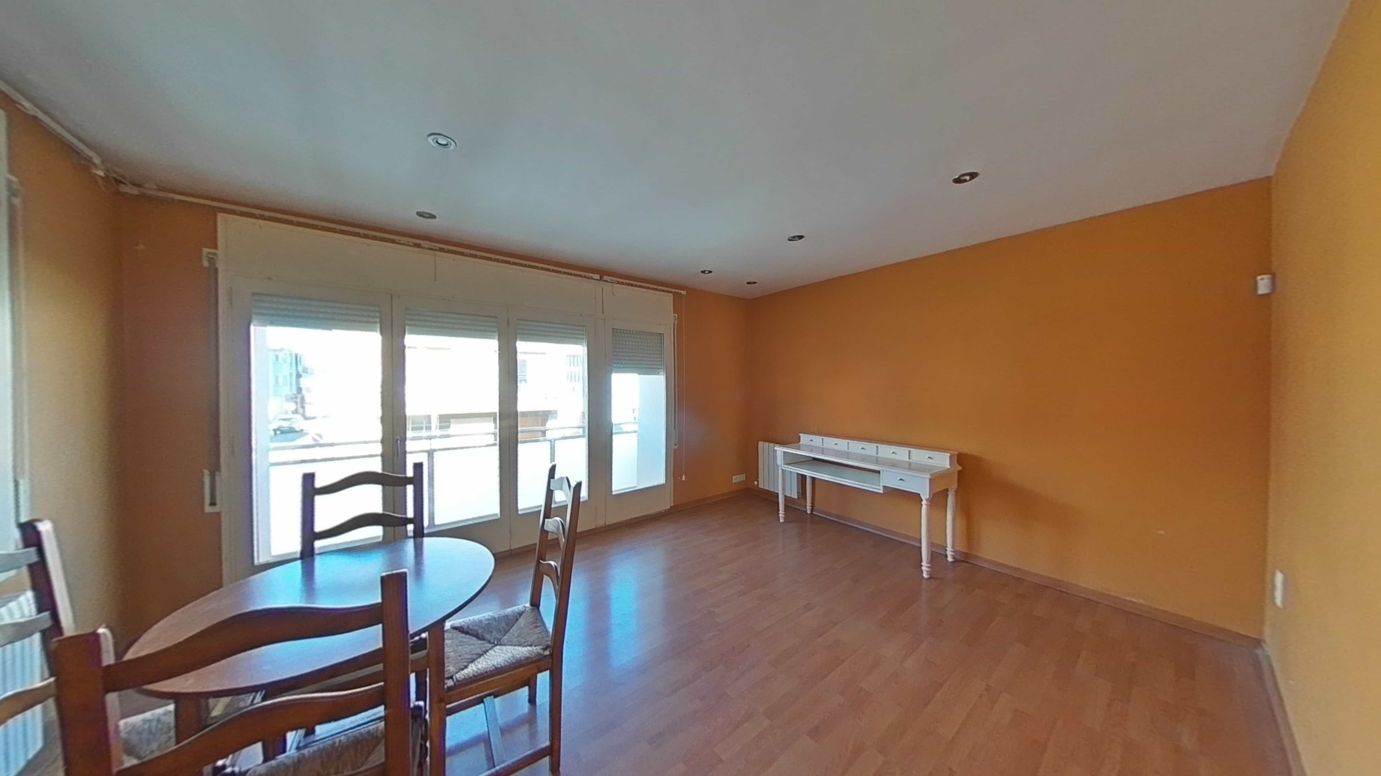 Sala de estar de Casa adosada en venta en Olot con Balcón