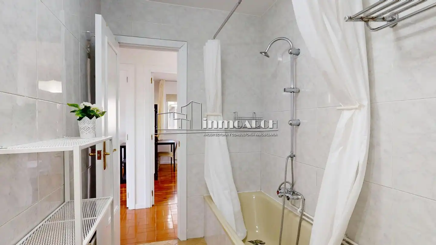 Baño de Piso de alquiler en A Coruña Capital  con Amueblado