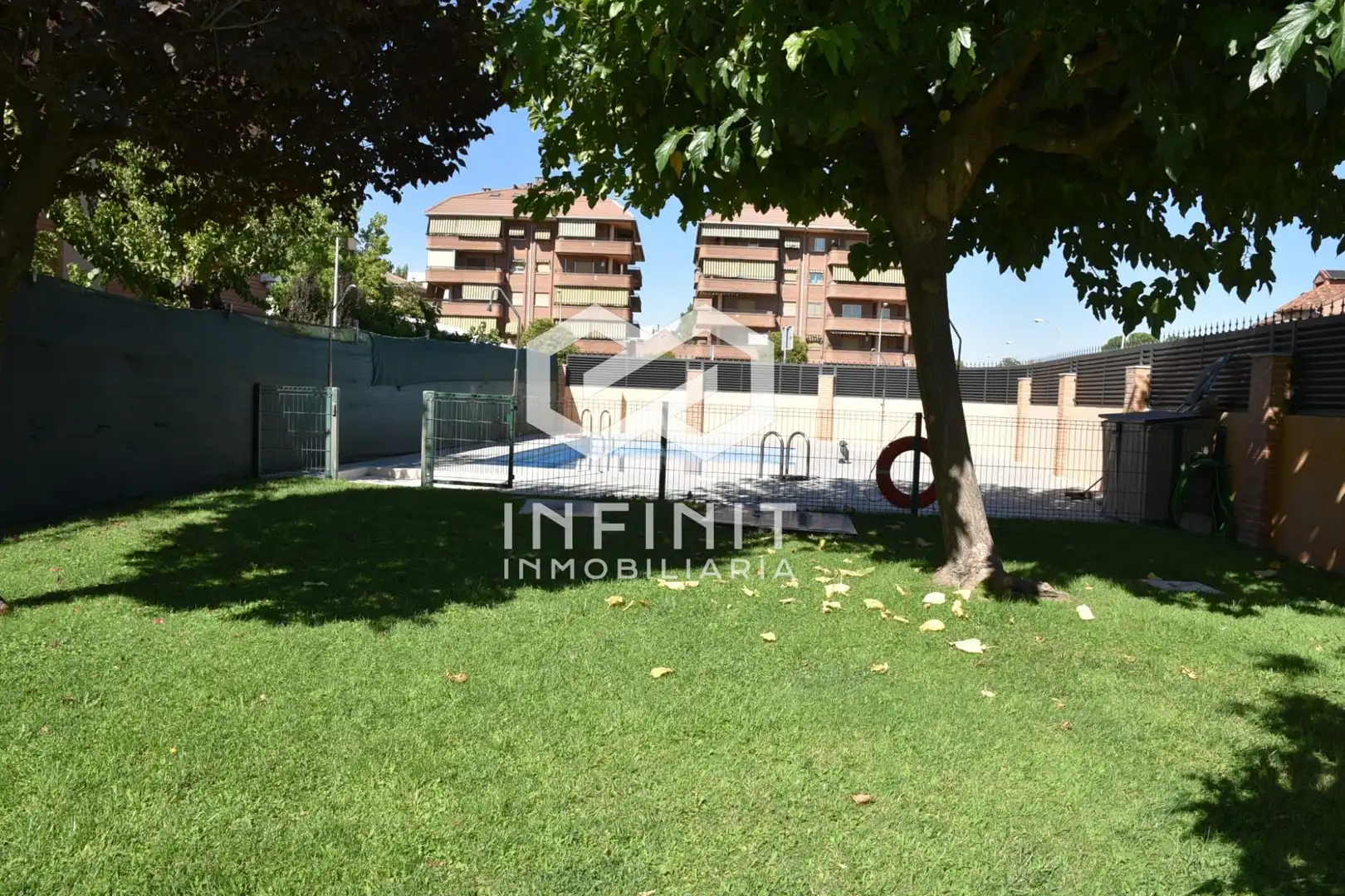 Piscina de Casa adosada en venda en Alcalá de Henares amb Aire condicionat, Calefacció i Jardí privat