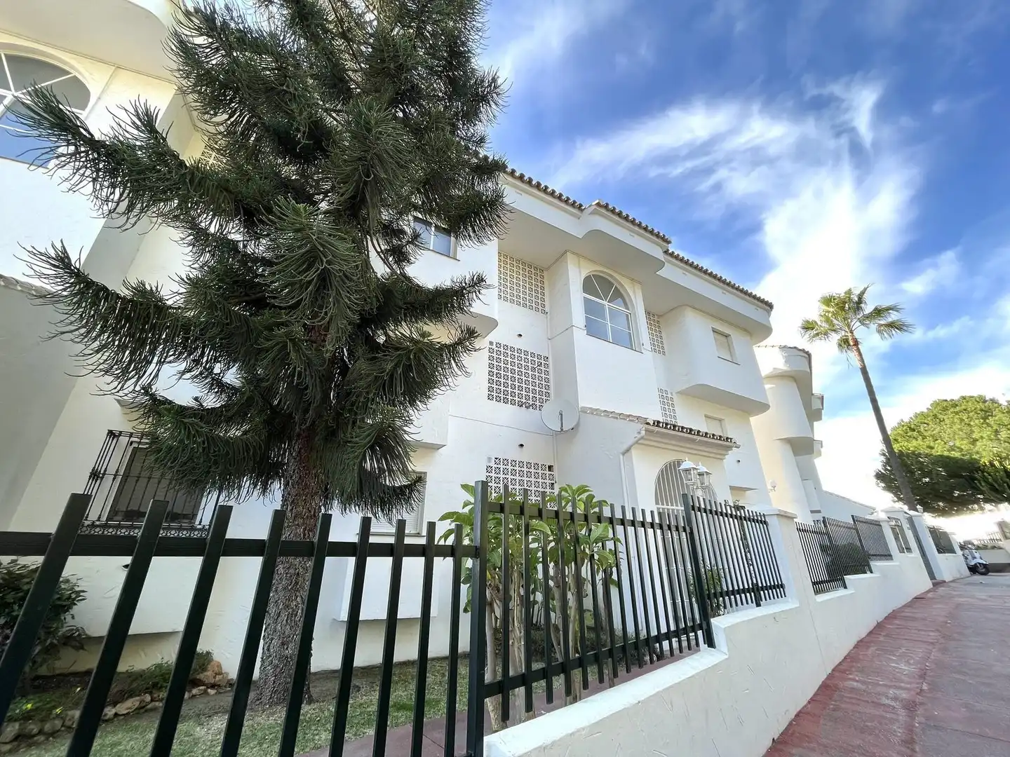 Vista exterior de Dúplex en venta en Marbella con Aire acondicionado, Trastero y Piscina comunitaria