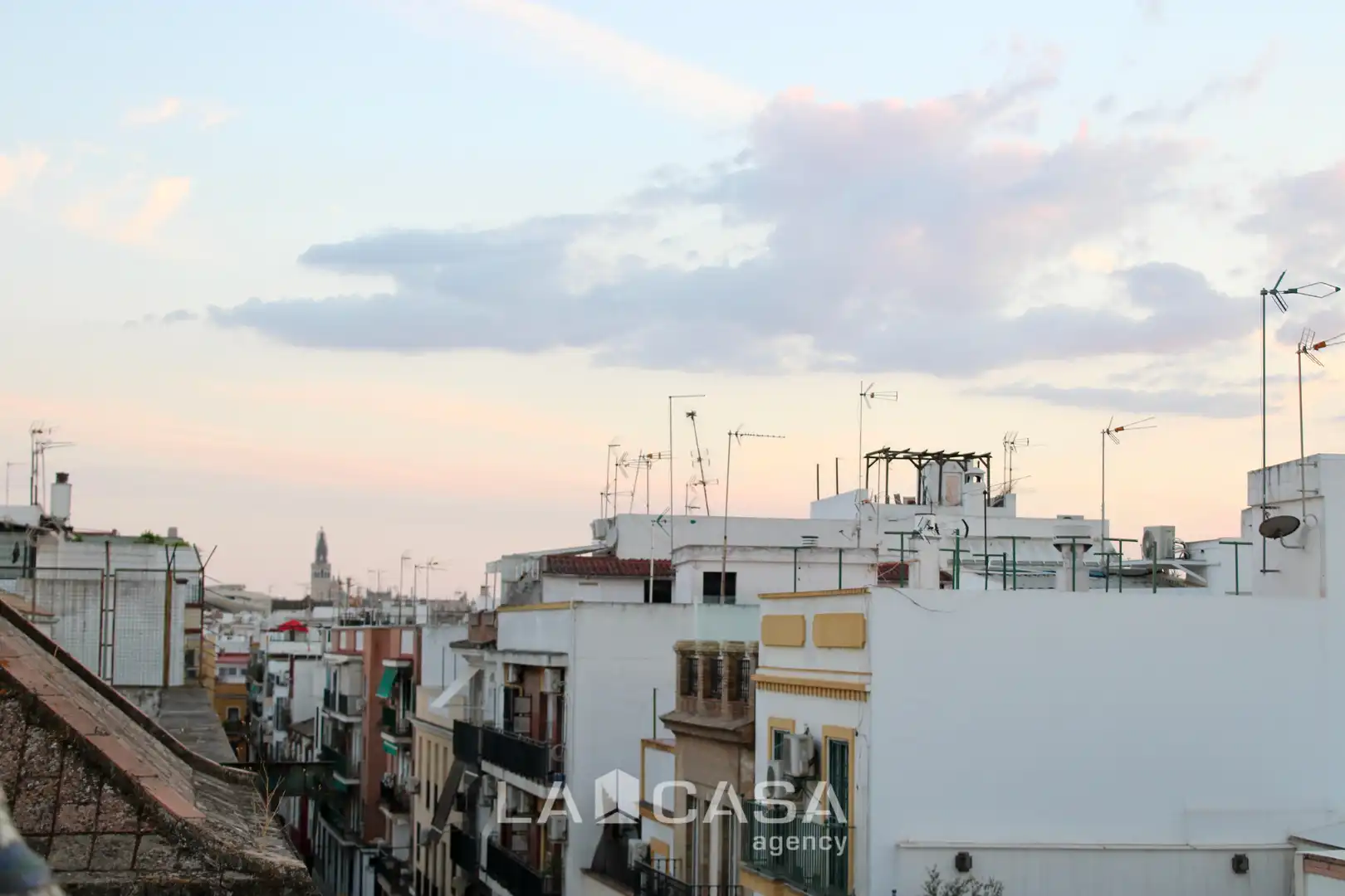 Exterior view of Flat for sale in Casco Antiguo