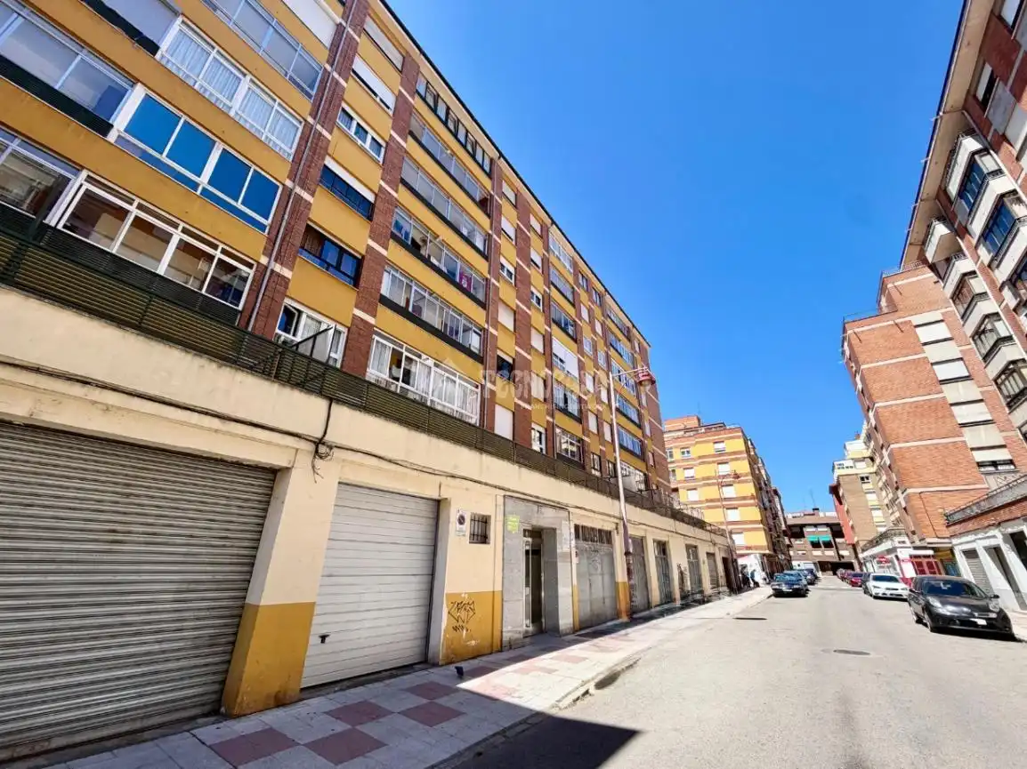 Vista exterior de Pis en venda en León Capital  amb Calefacció, Parquet i Terrassa