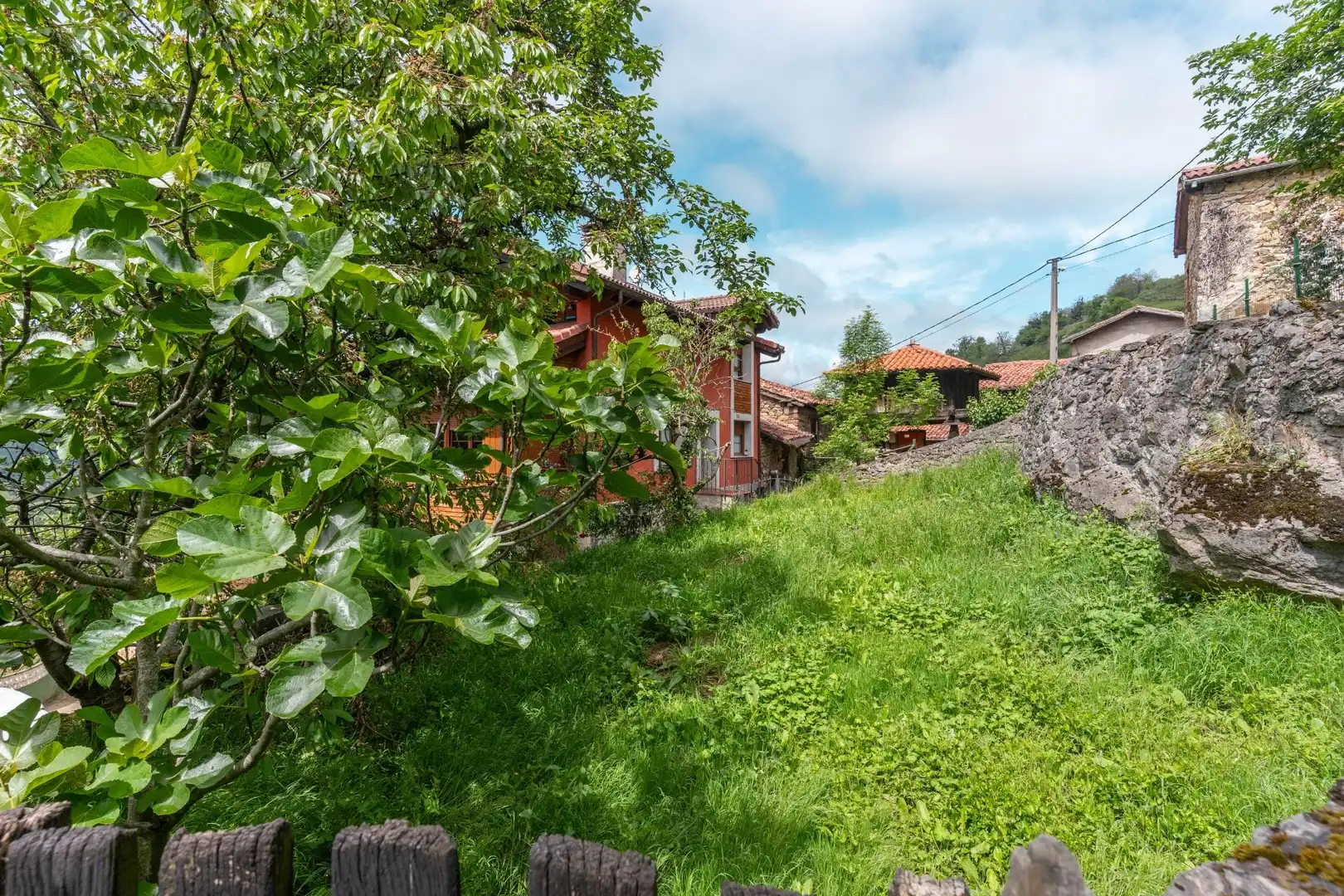 Vista exterior de Casa o xalet en venda en Lena amb Calefacció, Terrassa i Traster