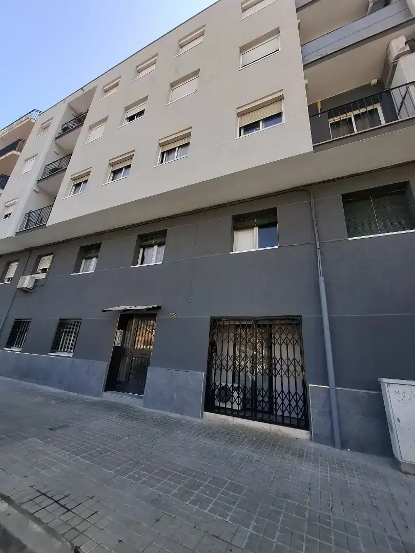 Vista exterior de Estudi en venda en Pallejà amb Aire condicionat