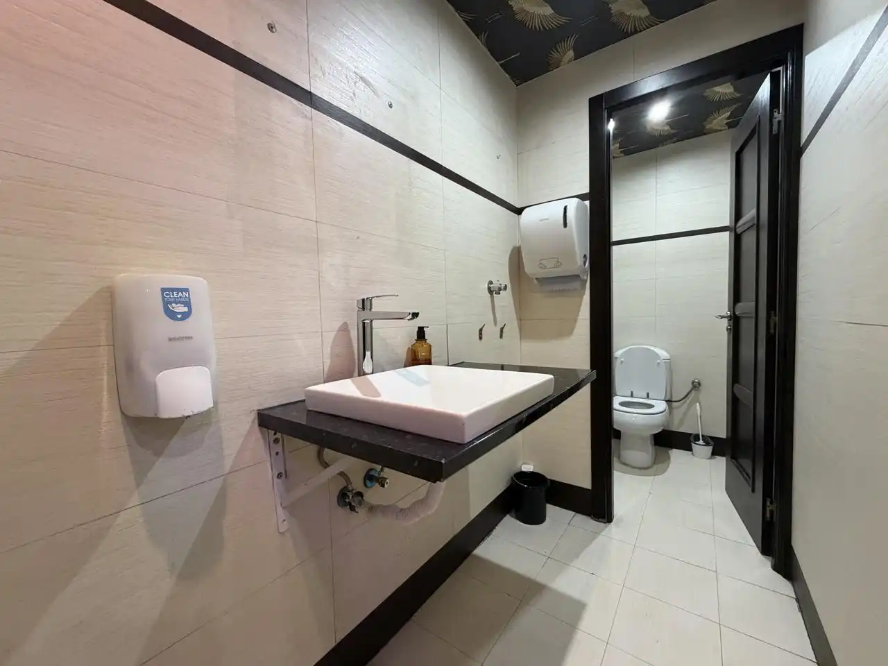 Baño de Local de alquiler en Madrid con Aire acondicionado