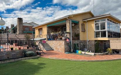 Vista exterior de Casa o xalet en venda en Aldea del Fresno amb Jardí privat, Terrassa i Piscina