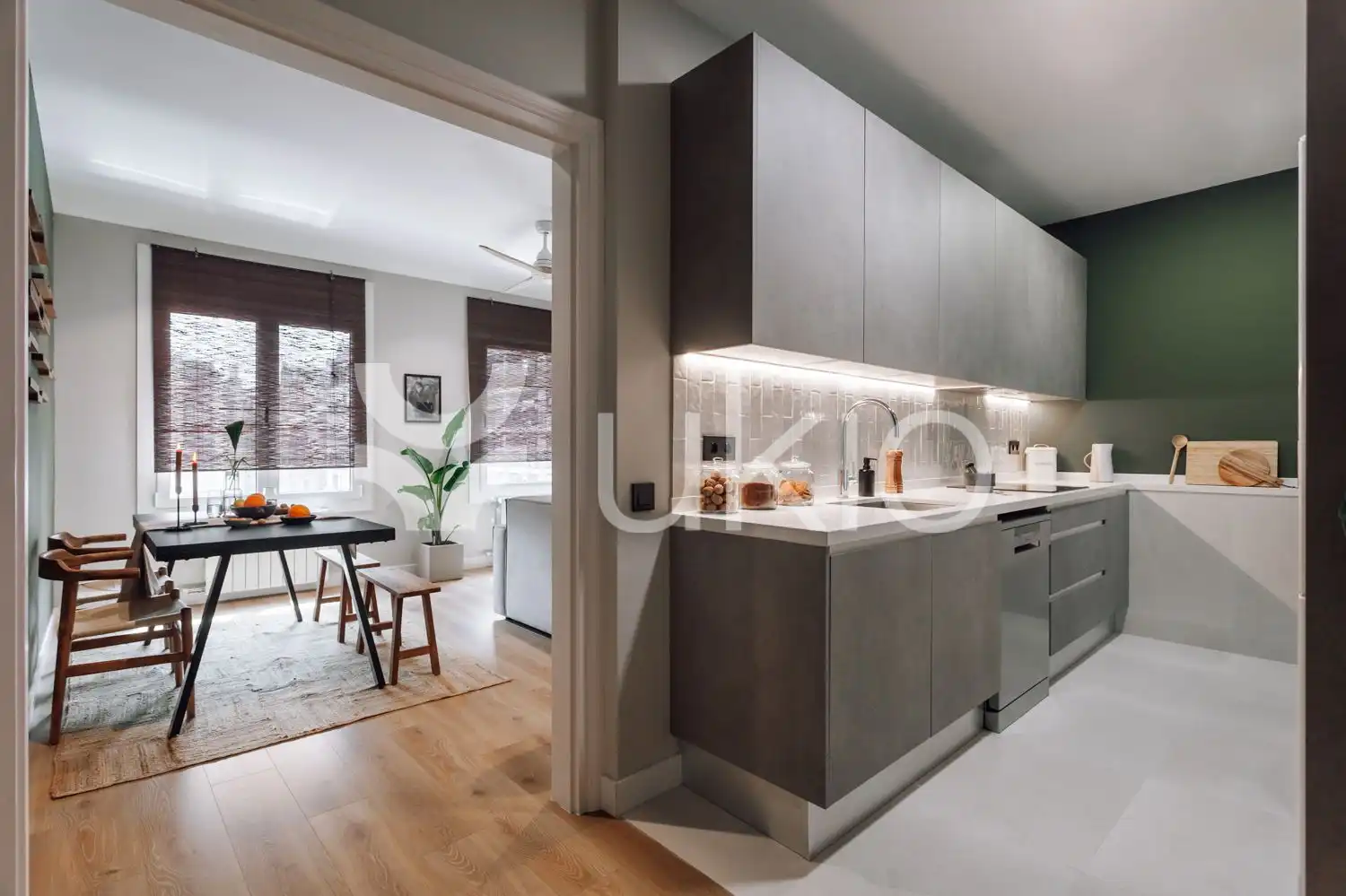 Cocina de Apartamento de alquiler en Barcelona con Aire acondicionado, Calefacción y Amueblado