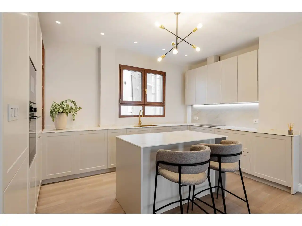 Kitchen of Flat for sale in Valencia  with Air Conditioner, Heating and Parquet flooring