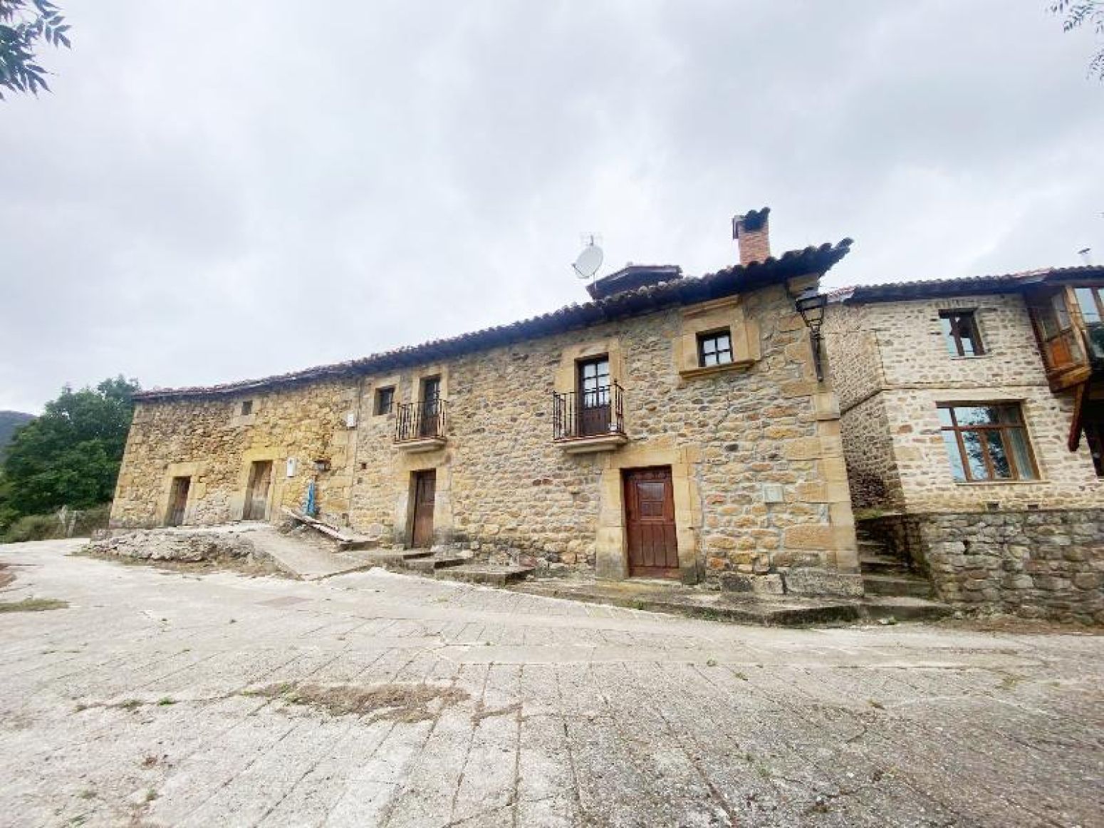Vista exterior de Casa adosada en venda en Polaciones amb Calefacció, Jardí privat i Traster