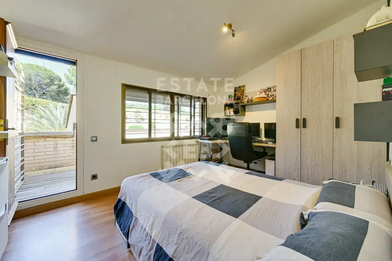 Schlafzimmer von Einfamilien-Reihenhaus zum Verkauf in Mataró mit Klimaanlage, Heizung und Terrasse