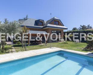 Vista exterior de Casa o xalet en venda en Boadilla del Monte amb Aire condicionat, Calefacció i Jardí privat