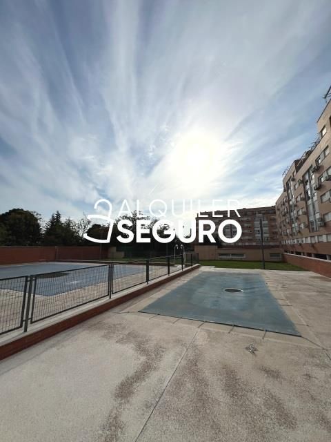 Aparcament de Pis de lloguer en  Madrid Capital amb Aire condicionat, Calefacció i Piscina