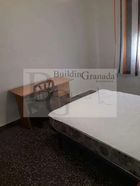 Habitación de Piso de alquiler en Granada con Terraza y Microondas