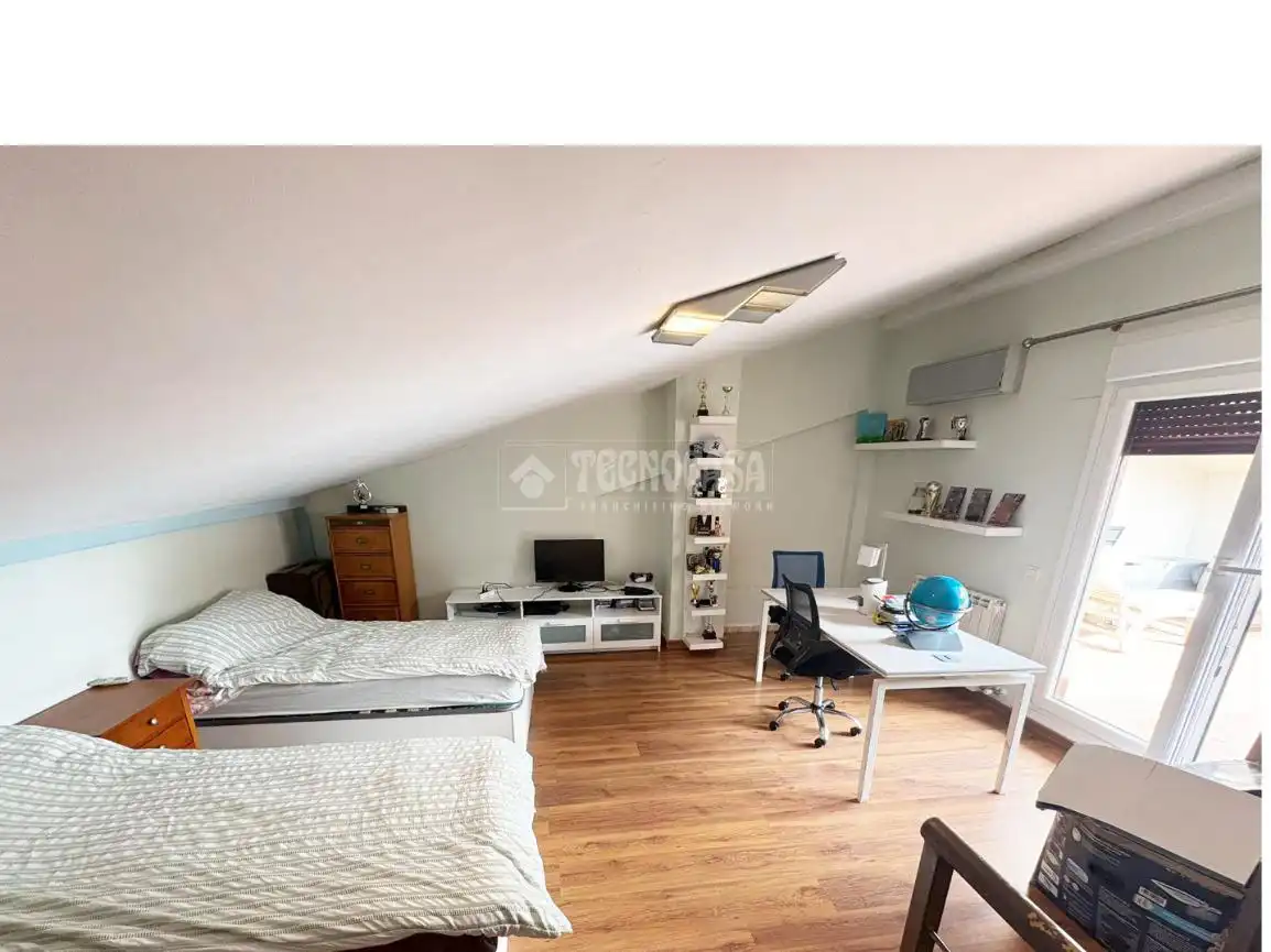 Habitación de Casa adosada en venta en Zaragoza con Terraza