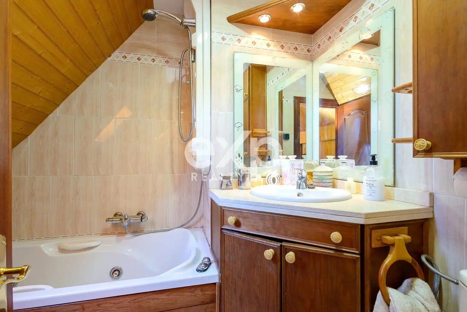 Baño de Piso en venta en Oviedo  con Calefacción, Parquet y Amueblado