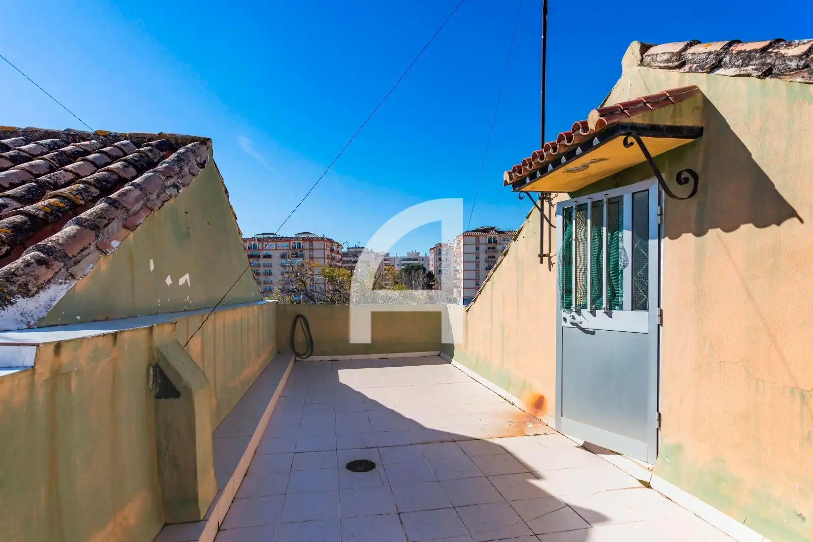 Terrasse von Einfamilien-Reihenhaus zum Verkauf in Fuengirola mit Terrasse, Abstellraum und Schwimmbad