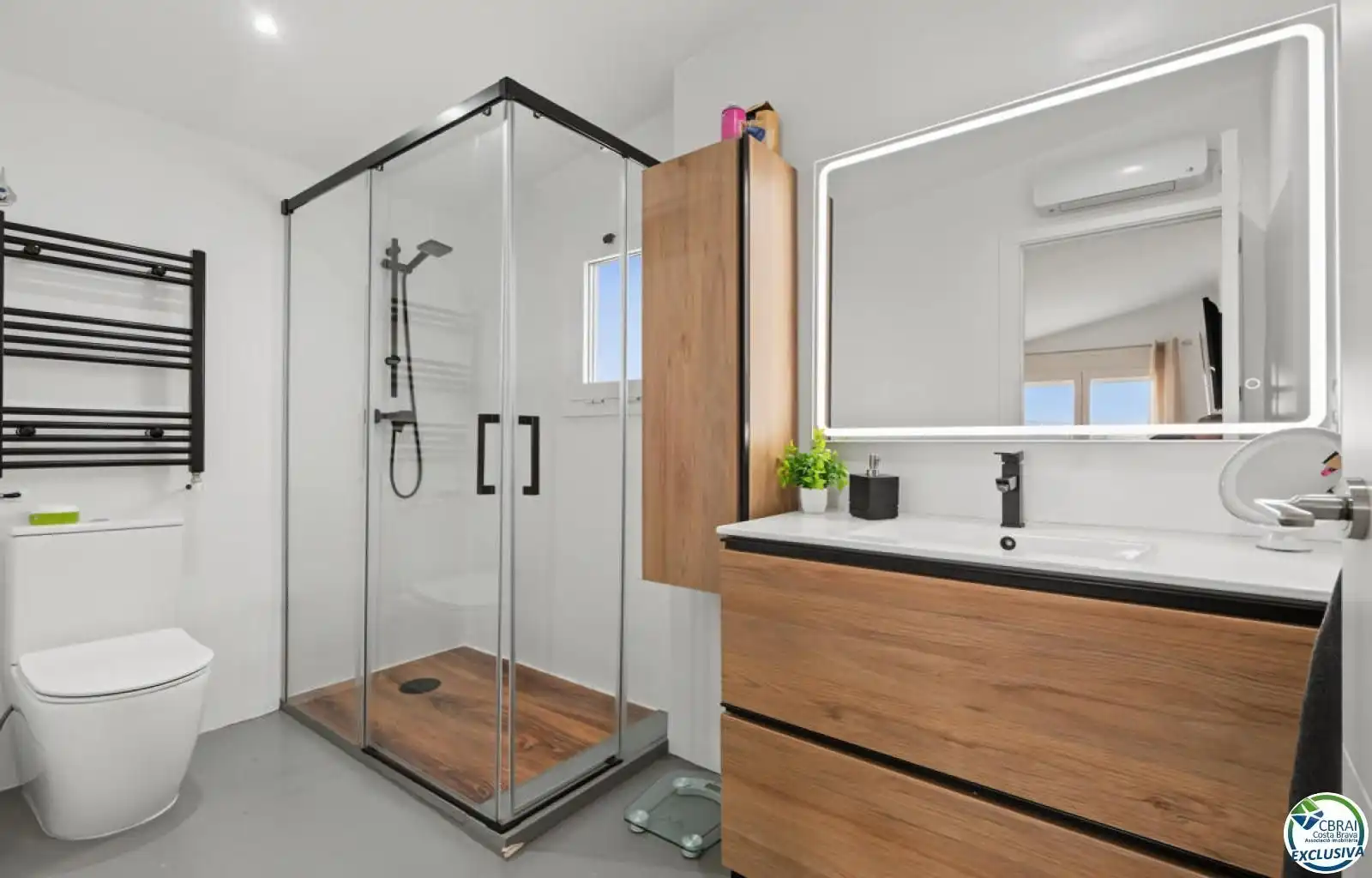 Bathroom of Houses for sale in Roses  with Air Conditioner, Storage room and Swimming Pool
