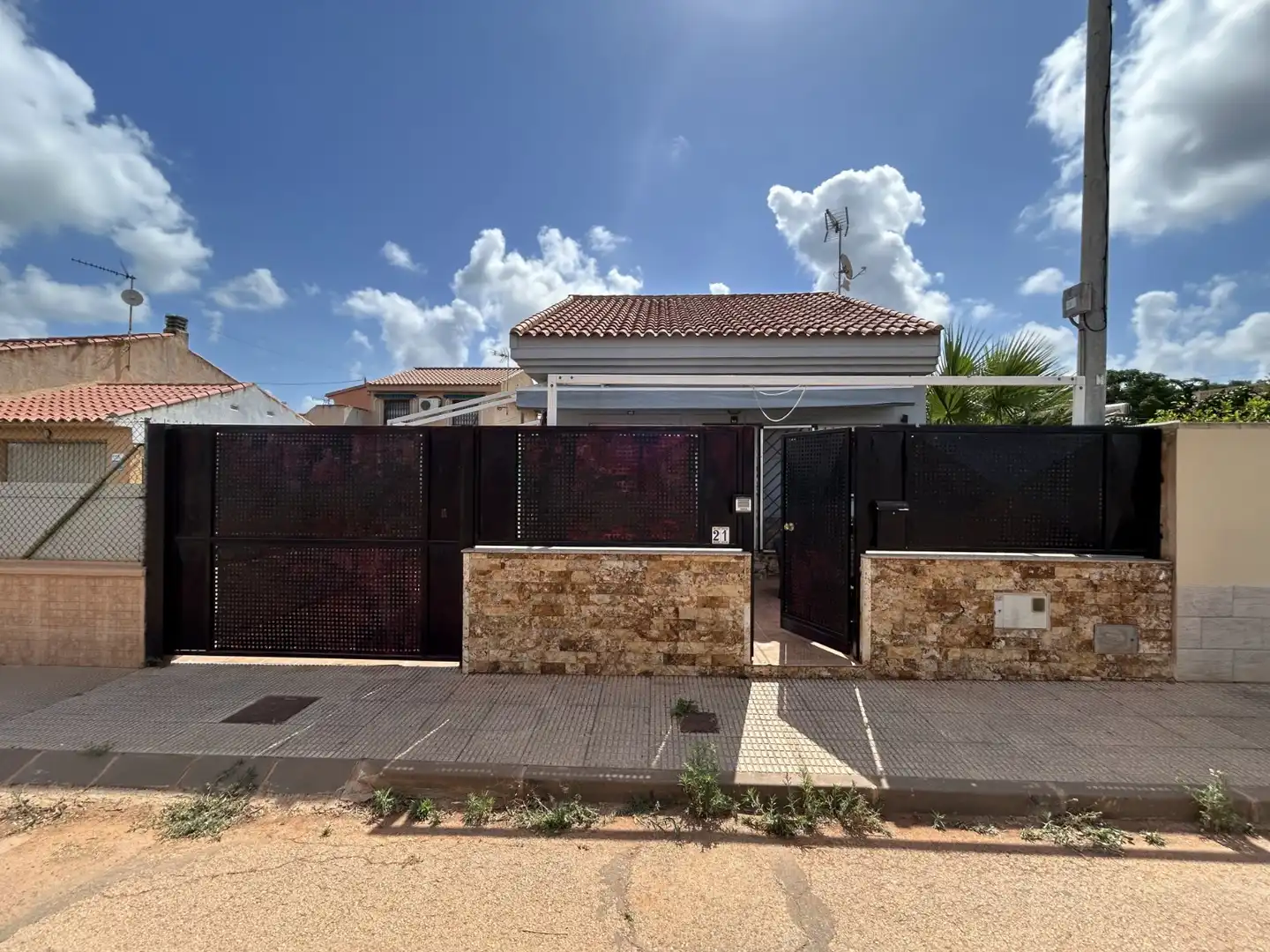 Vista exterior de Casa o xalet en venda en Cartagena amb Aire condicionat, Jardí privat i Terrassa