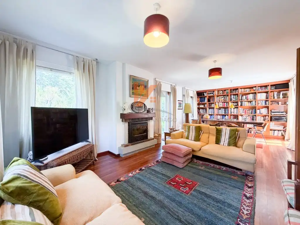 Sala de estar de Casa adosada en venta en Brión con Jardín privado, Trastero y Horno