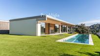 Vista exterior de Casa o xalet de lloguer en Matadepera amb Calefacció, Terrassa i Piscina