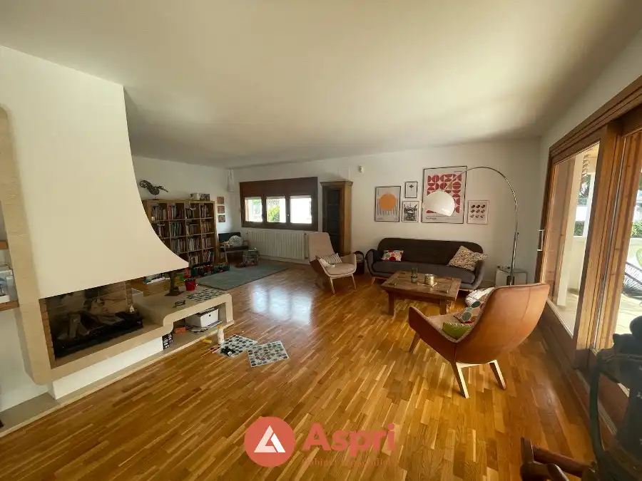 Sala d'estar de Casa o xalet en venda en Esplugues de Llobregat amb Aire condicionat, Calefacció i Jardí privat