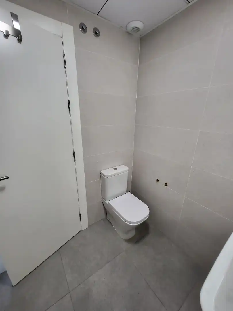 Baño de Piso de alquiler en Almería con Aire acondicionado, Calefacción y Terraza