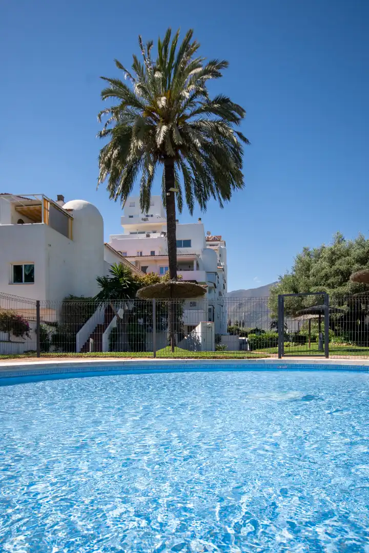 Piscina de Pis en venda en Estepona amb Aire condicionat, Calefacció i Terrassa