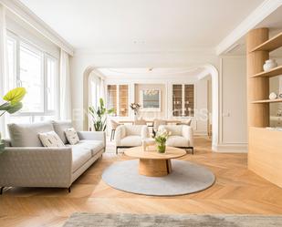 Sala d'estar de Apartament en venda en  Madrid Capital amb Aire condicionat, Calefacció i Terrassa