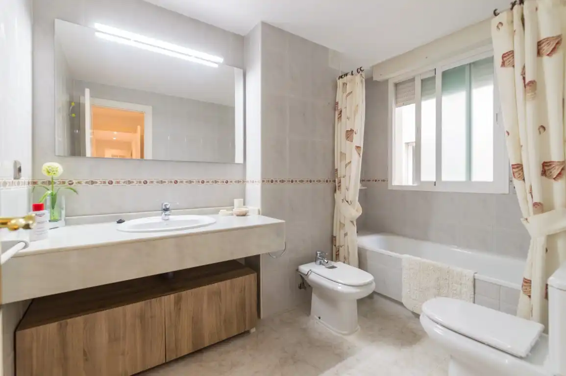 Baño de Apartamento en venta en Marbella con Aire acondicionado, Terraza y Piscina