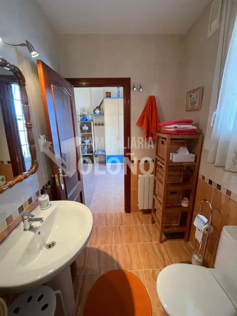 Baño de Dúplex en venta en Castañares de Rioja con Calefacción, Parquet y Terraza