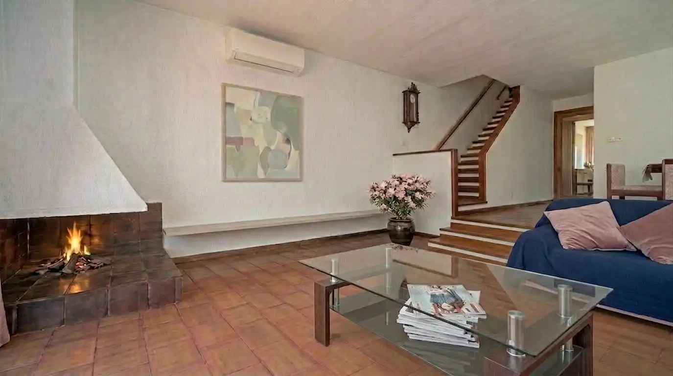 Sala de estar de Casa adosada en venta en Pozuelo de Alarcón con Aire acondicionado, Calefacción y Jardín privado