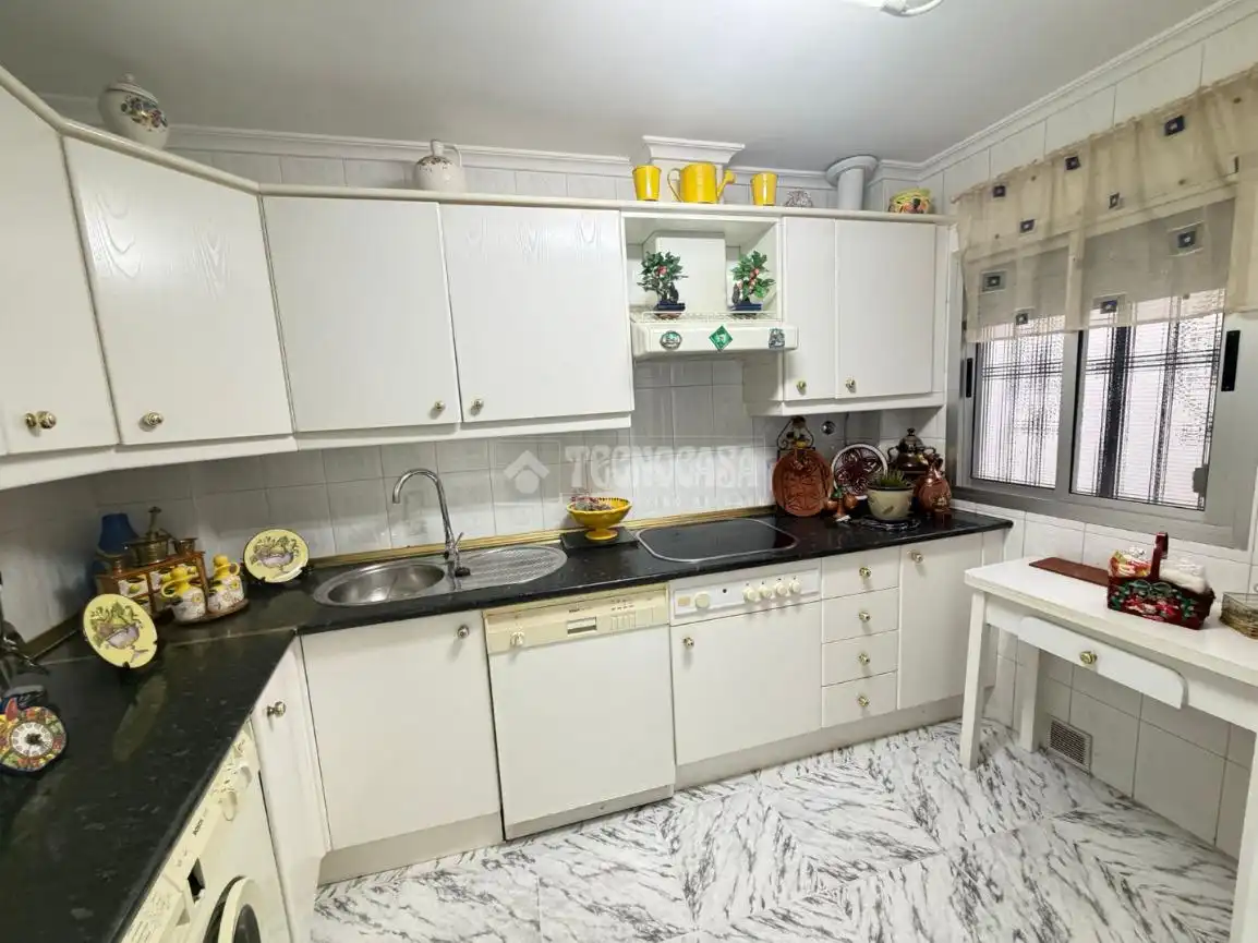 Kitchen of Flat for sale in Sevilla  with Air Conditioner